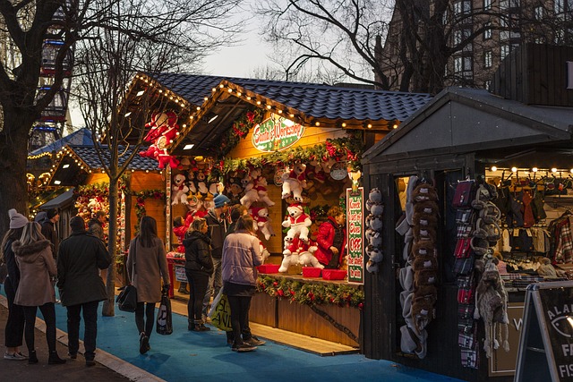 Kerstmarkt, verlicht en versierd kerst kraampje met bezoekers 